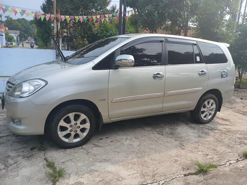 Toyota Kijang Innova 2010 Bensin