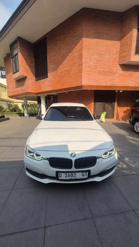 BMW 320i Lux 2018 White – Low KM 47rb. STNK september 2026