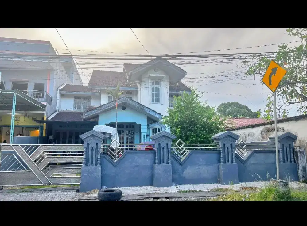 Rumah pinggir jalan raya