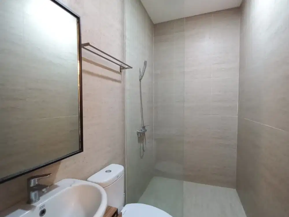 SIAP HUNI & LOKASI STRATEGIS! Rumah 3 Lantai di Discovery Bintaro — Fully Furnished, Bebas Banjir & Legalitas PPJB  (SP 0204)