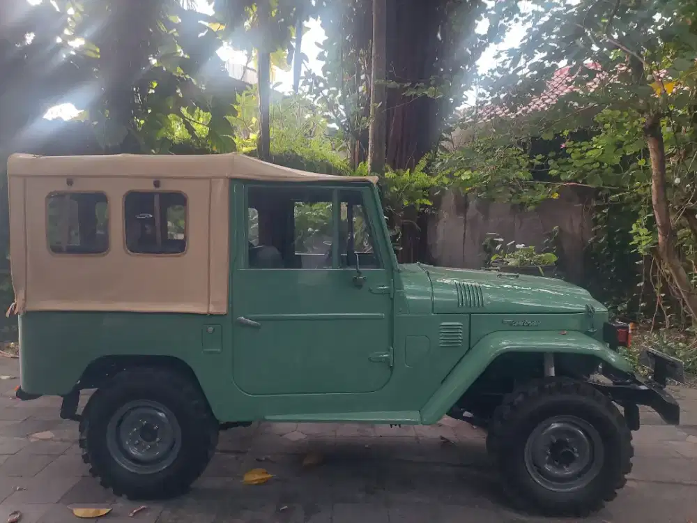 Landcruiser CANVAS 1975 bensin 4x4 masih standard