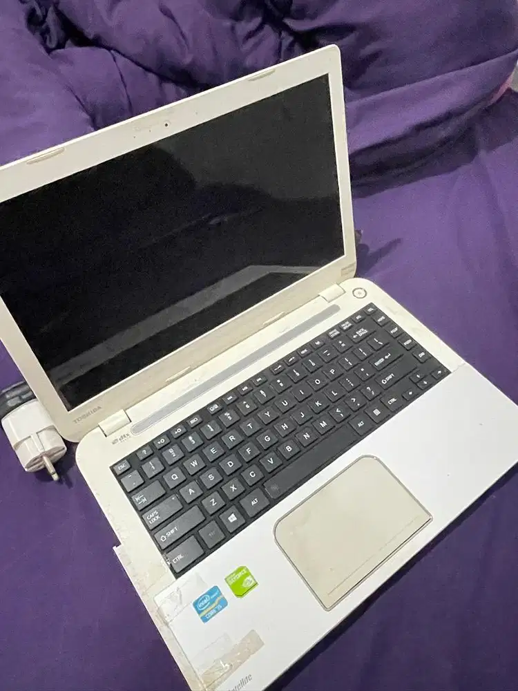 Laptop Thosiba Putih