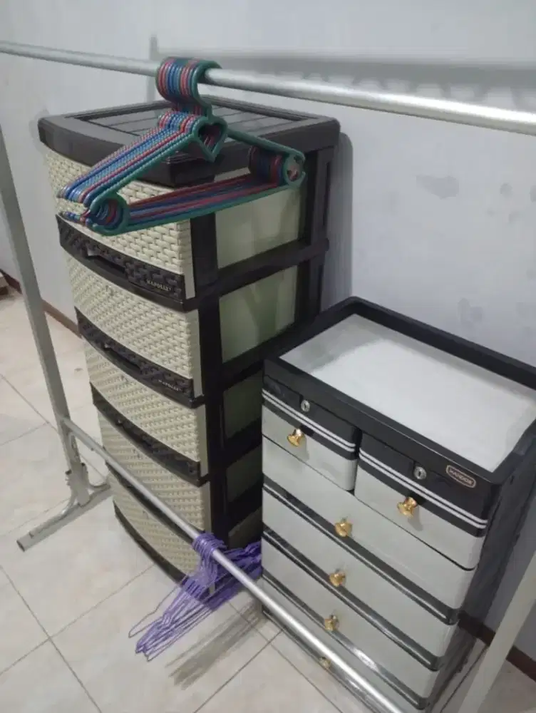 Lemari plastik pakaian