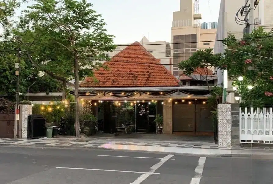 DIJUAL RUMAH KOMERSIAL USAHA AMBENGAN SURABAYA PUSAT STRATEGIS FURNISH