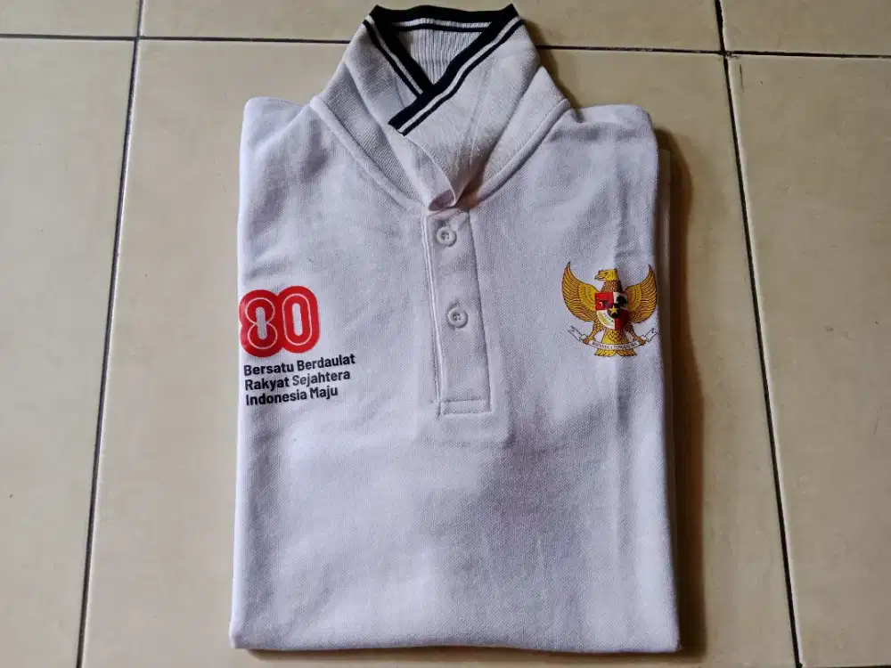 Kaos warna putih