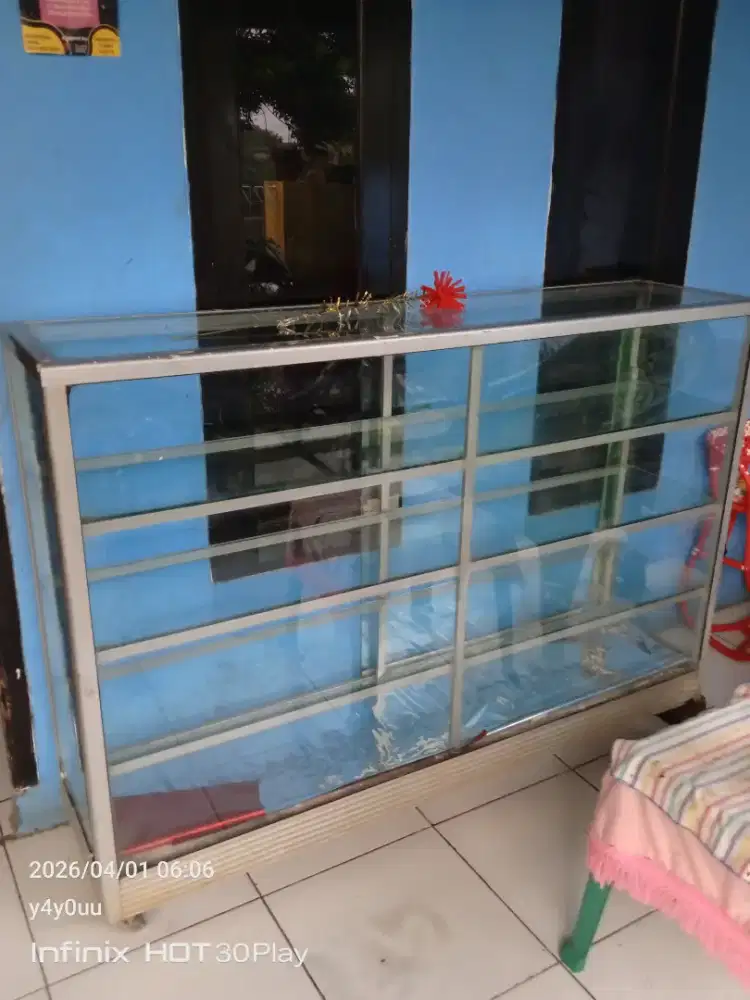 Etalase warung ukuran 2 meter kondisi seperti di foto siap pakai