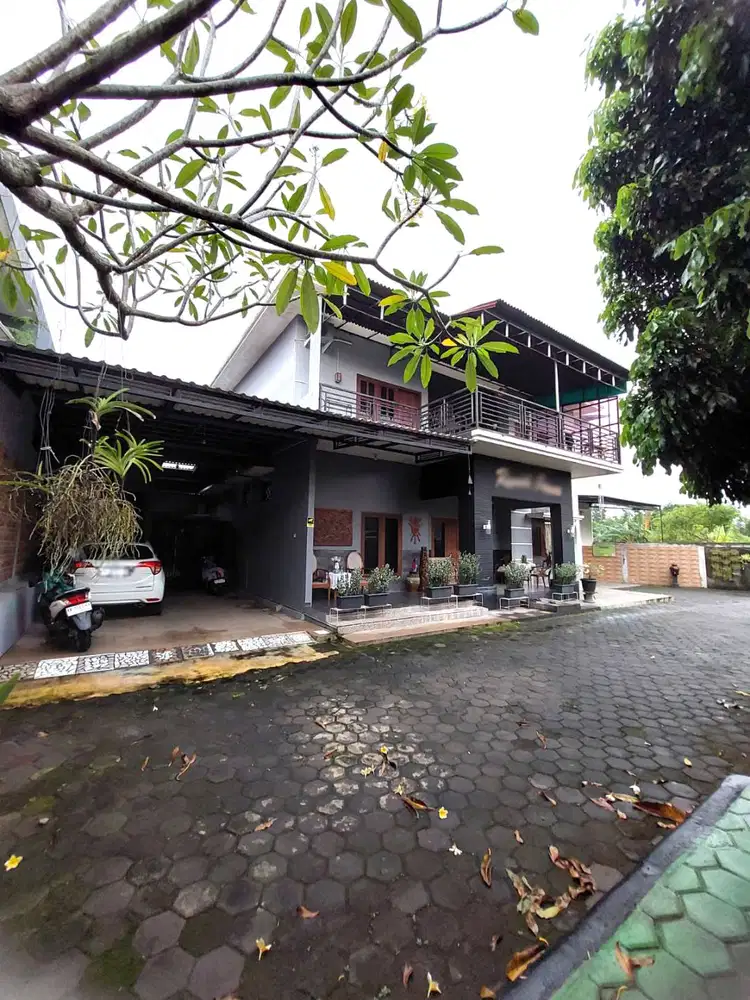 Rumah Mewah dengan Halaman Luas di Maguwoharjo