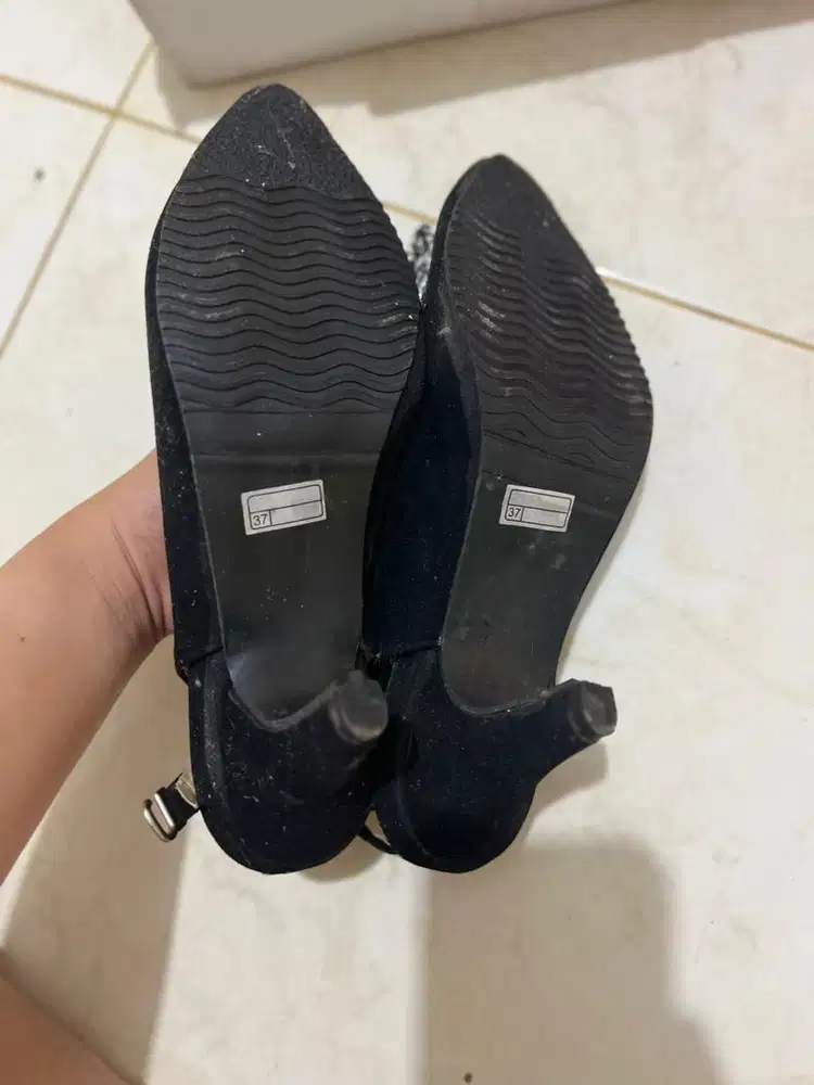 Jual rugi!! Heels hitam elegan bar gess!(salah beli size) mulus 100%
