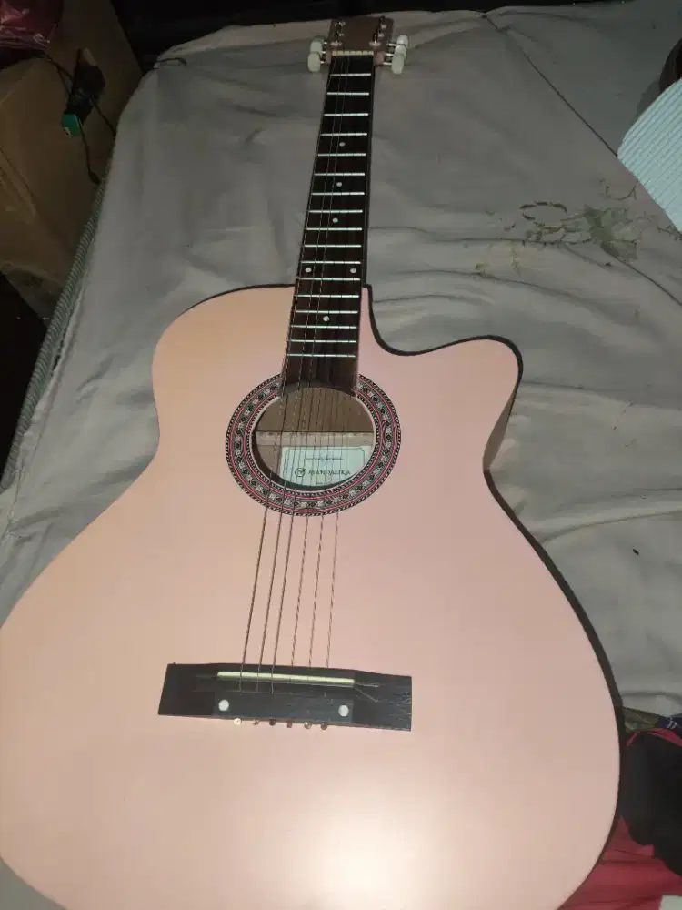 Gitar acoustic Mandalika