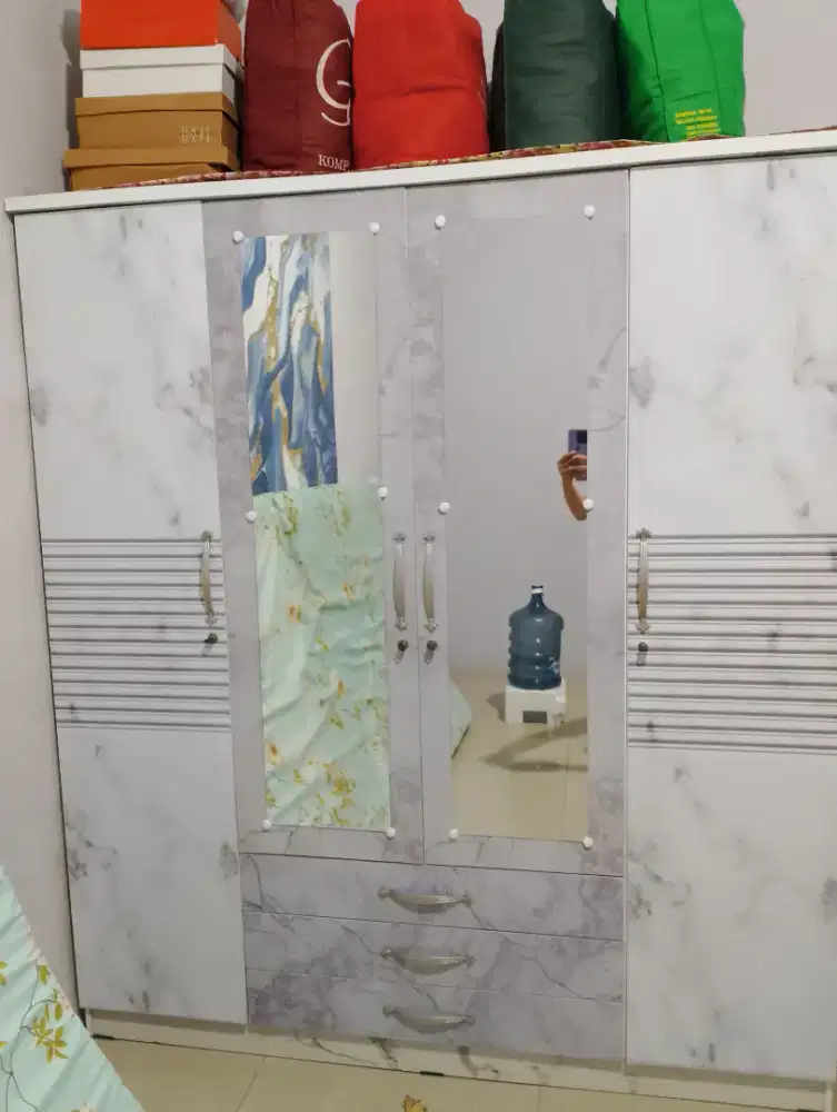 Lemari pakaian 4 pintu