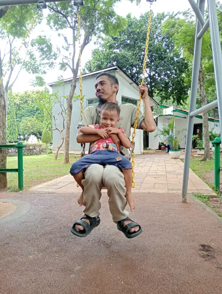 Sedang mencari pekerjaan sebagai kurir catering