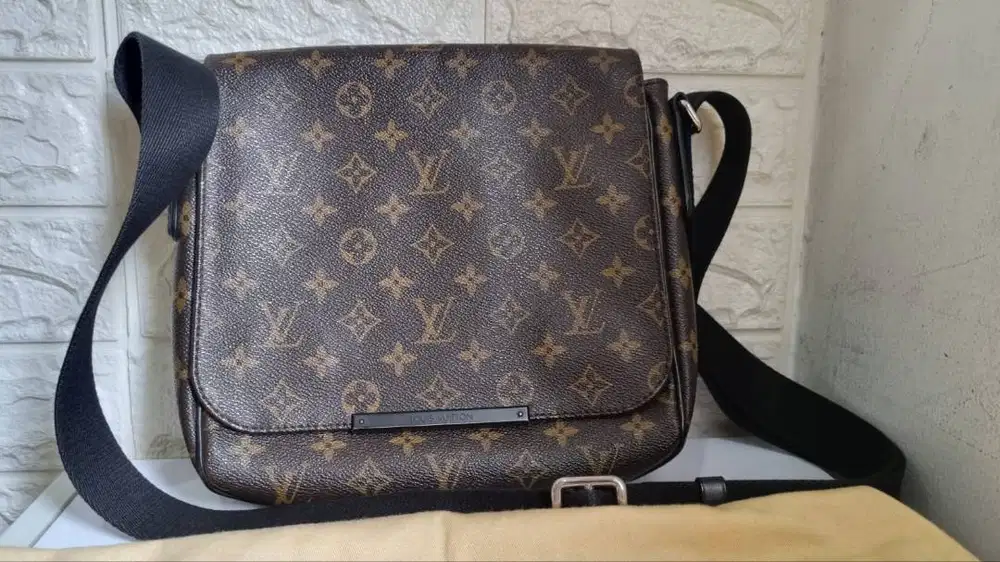 Louis Vuitton Monogram Macassar District PM bag
