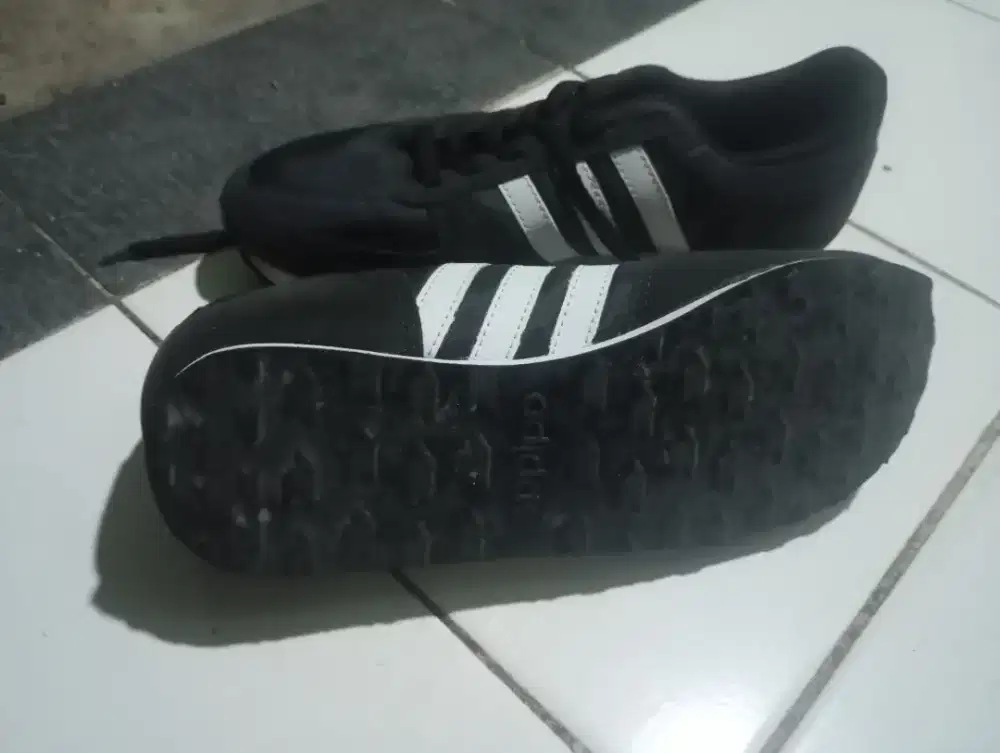 Adidas running 60's size 42 hitam putih