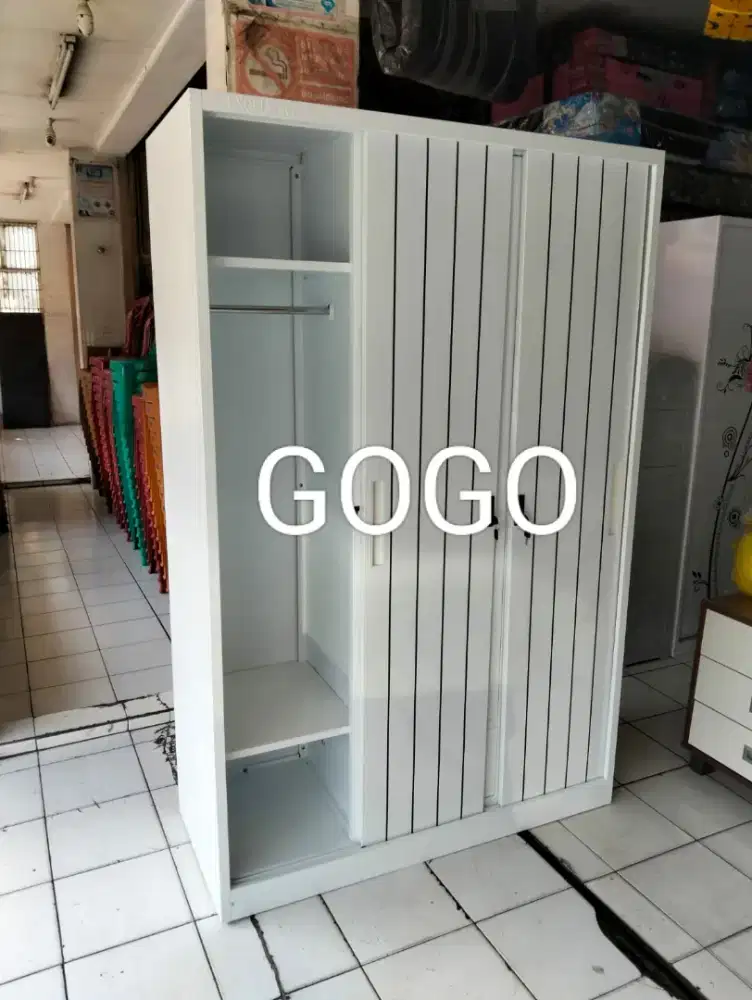Lemari besi gantungan baju 3 pintu sliding