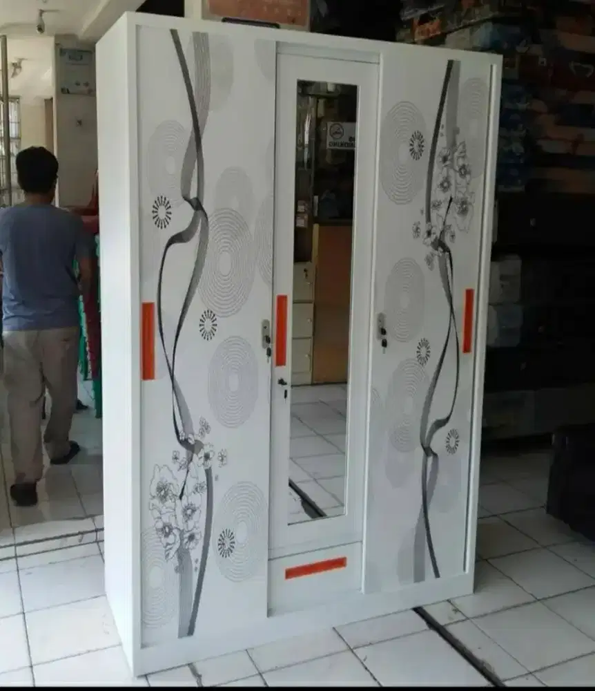 Lemari besi gantungan baju 3 pintu sliding