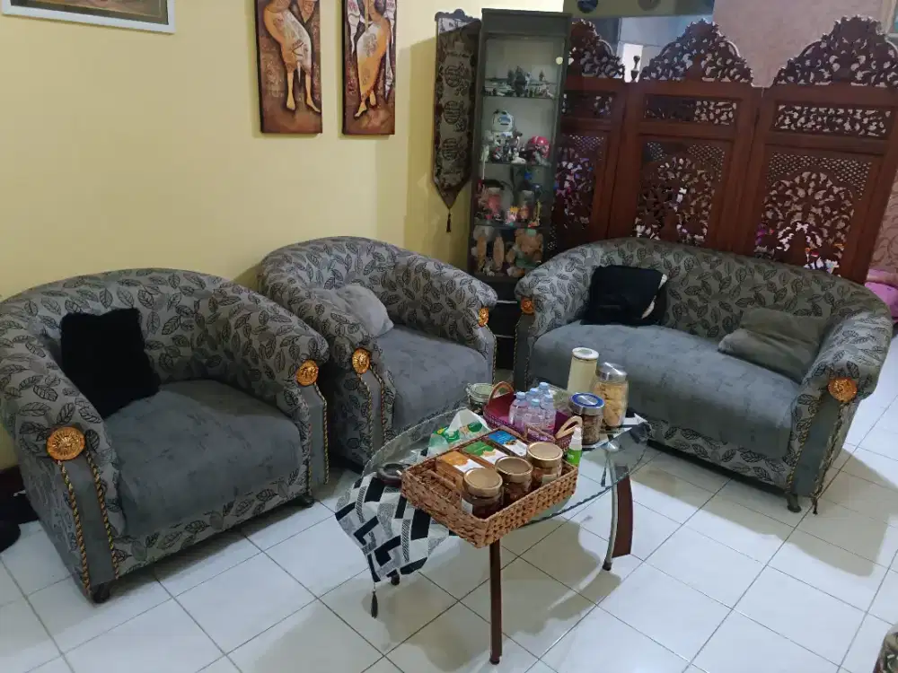 Dijual cepat 1 Set Sofa plus meja kaca