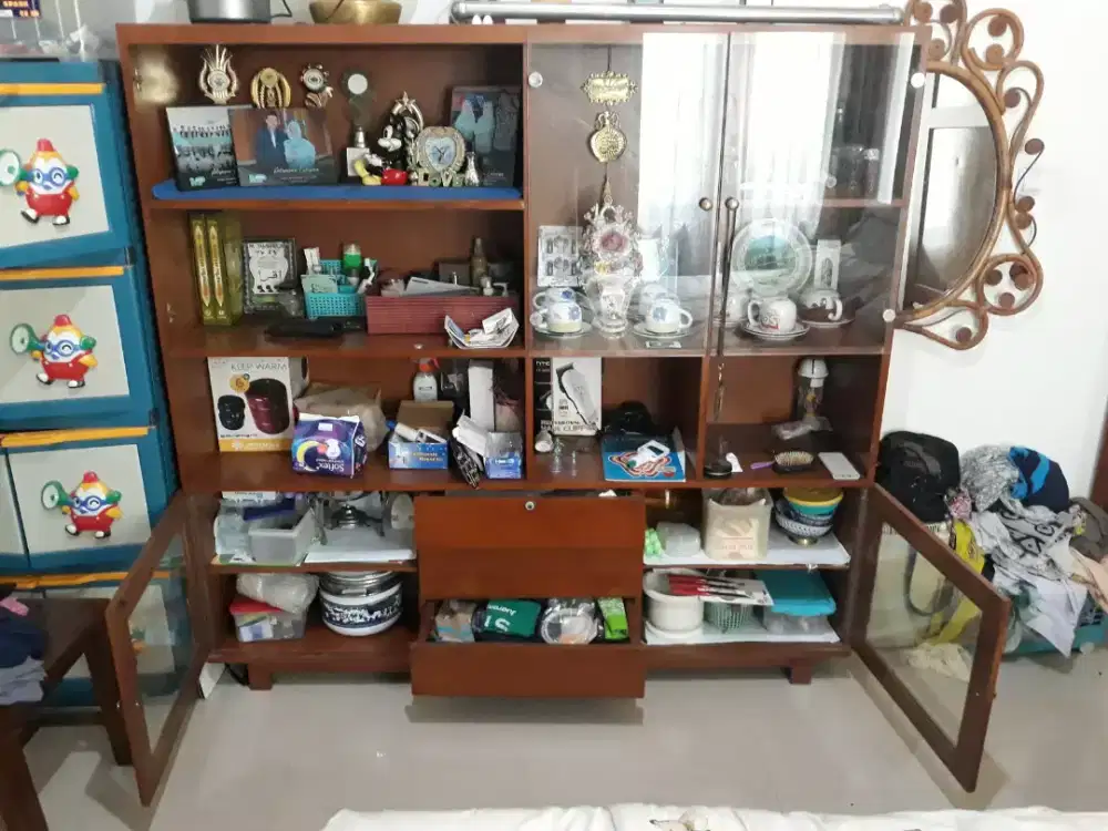 Di jual lemari pajangan jati bekas
