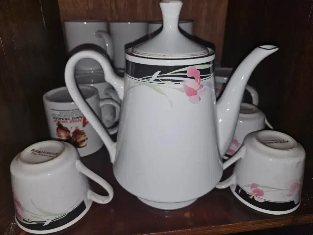 teko keramik vintage dari set cangkir kopi bertema bunga