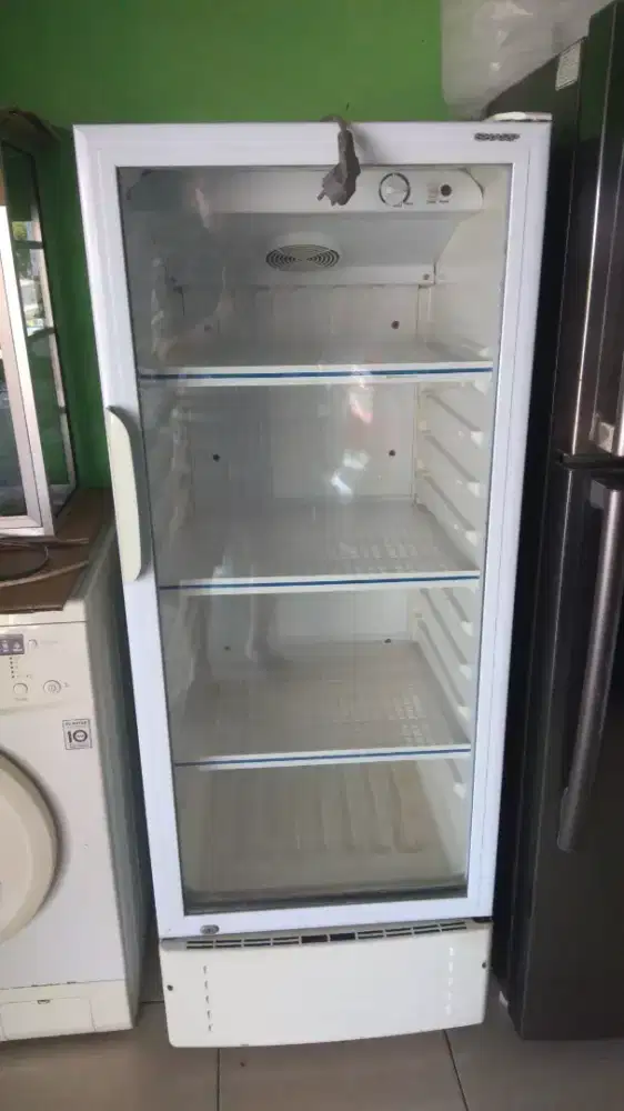 Showcase pendingin minuman