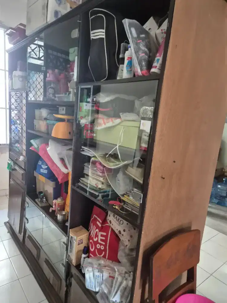 Lemari kayu berkaca