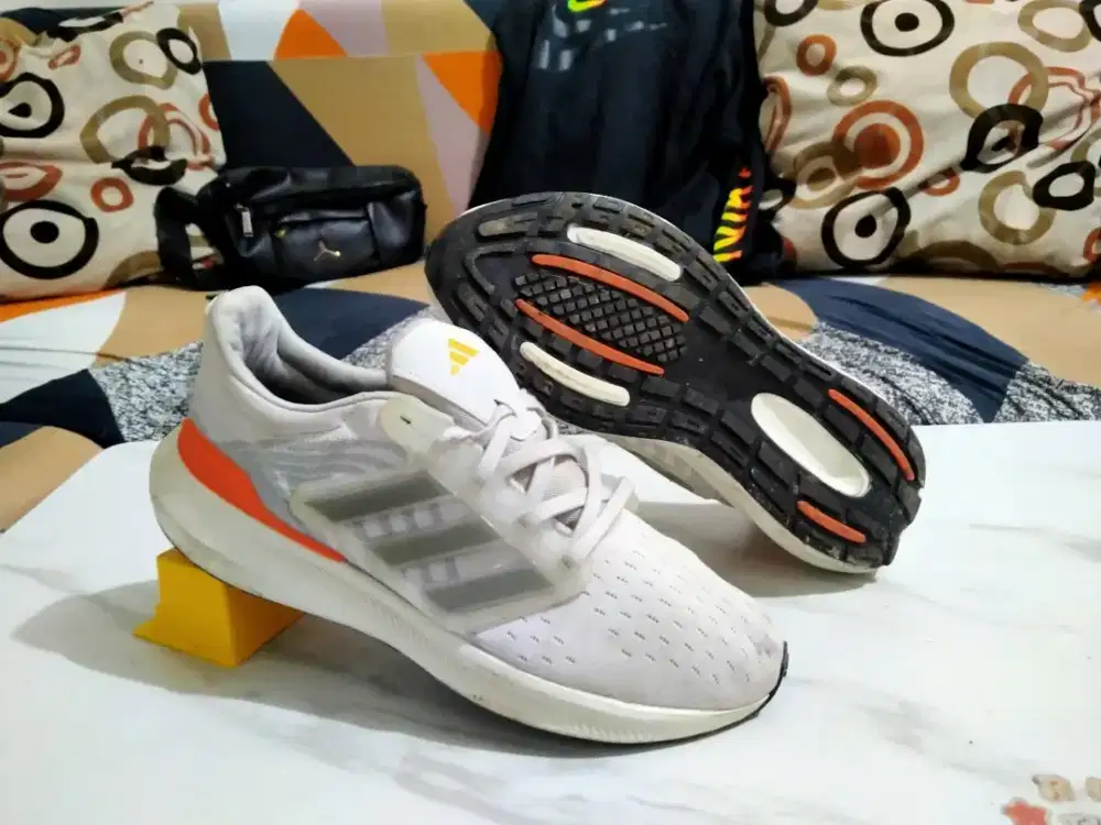 Sepatu Running Adidas