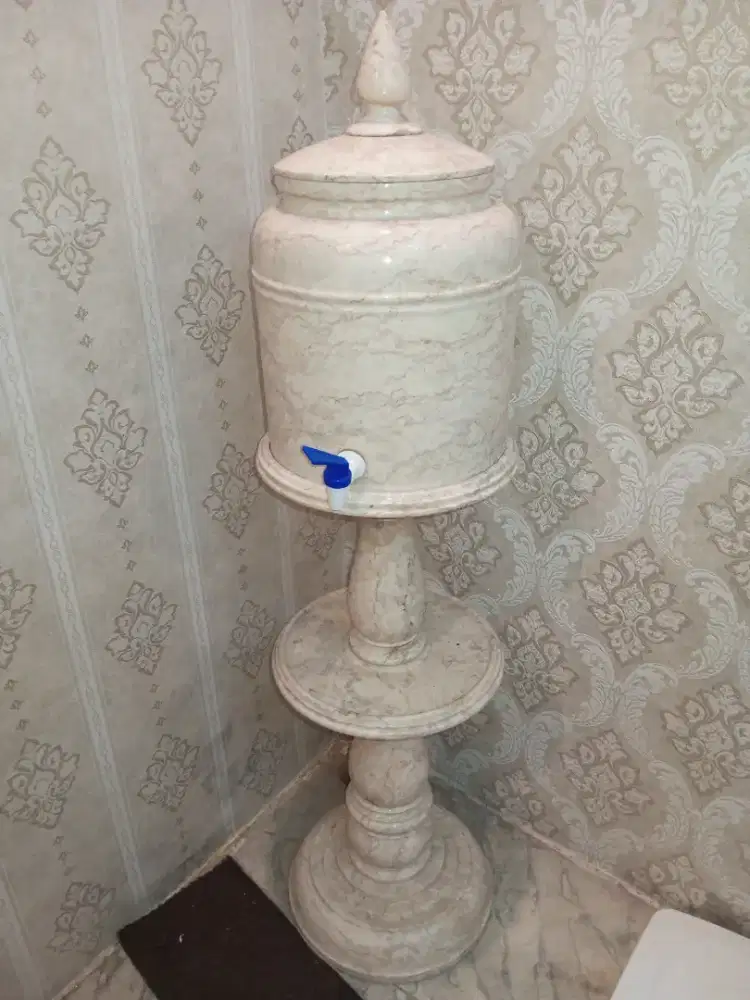 dispenser air batu dekoratif dengan dudukan yang serasi