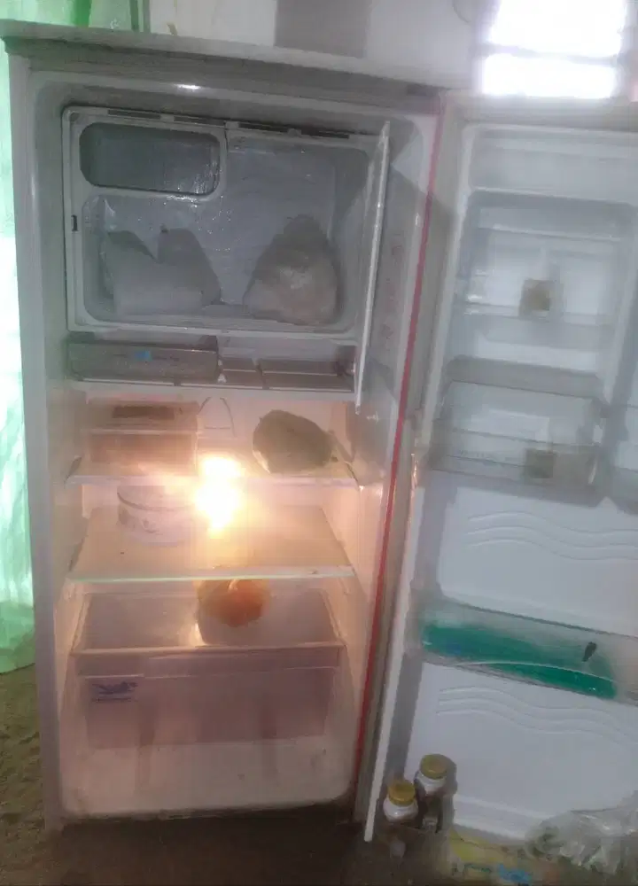 Kulkas 1 pintu SHARP.mesin original Pabrik Belum Pernah Rusak.