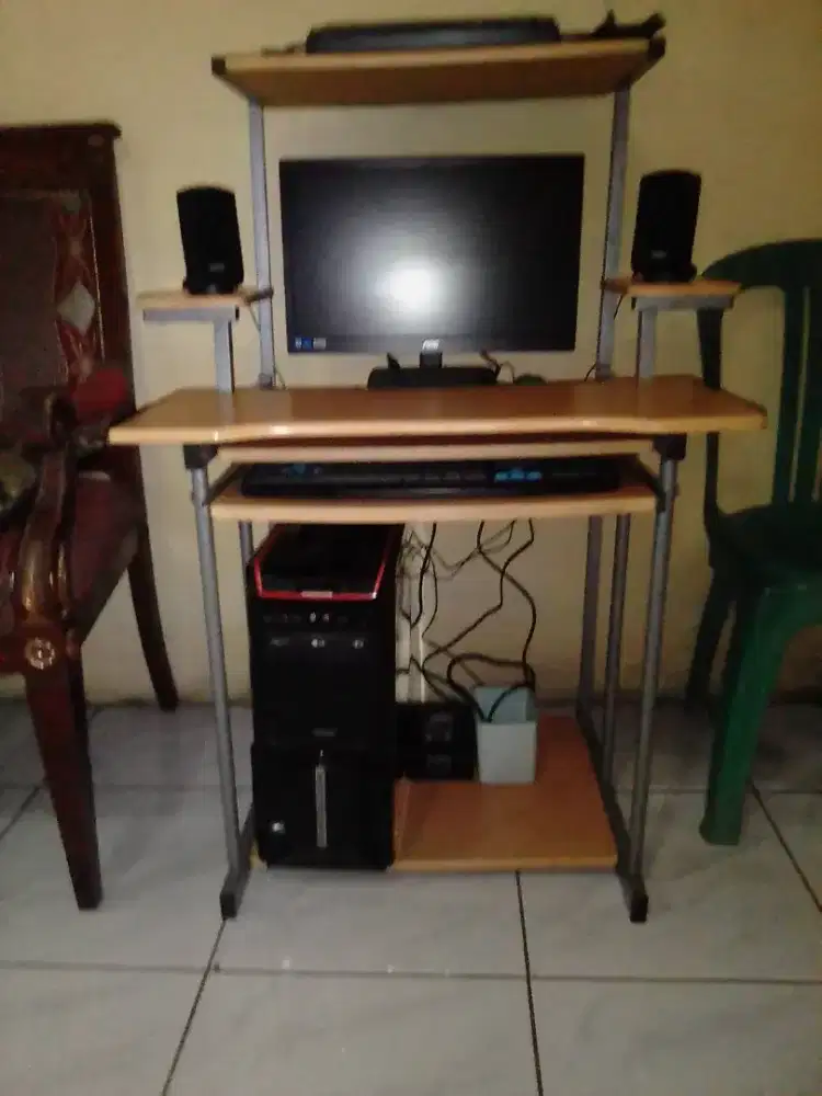 PC Komputer dan Meja Komputer