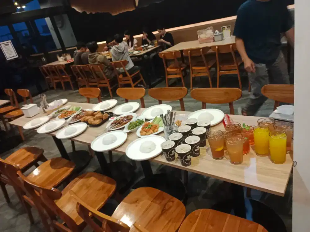 dibutuhkan waiters dan kasir.cook helper