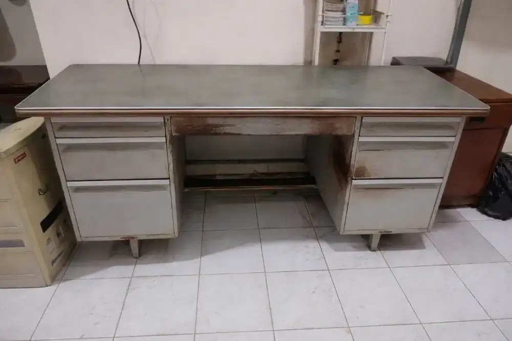 3 Meja kerja besi 1 biro dan lemari besi
