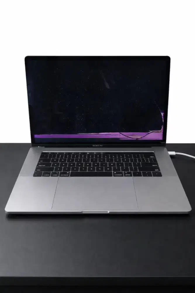 MacBook Pro 15” A1990 2018 i7 16/512 | Mesin Normal | LCD Rusak