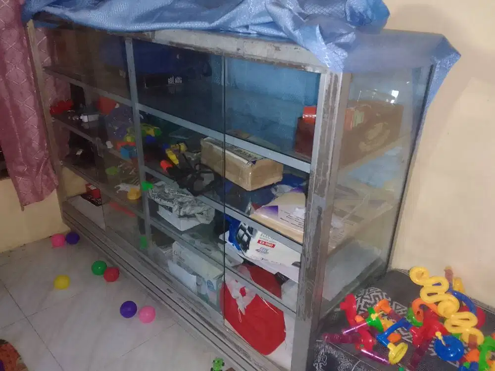 Bismillah Dijual etalase ukuran kurleb 2 meter
