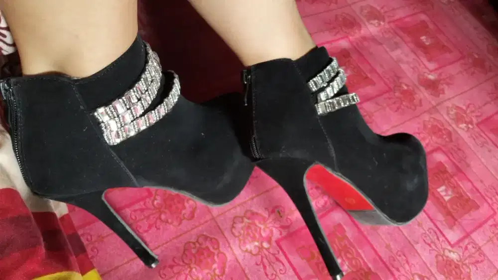 Sepatu wanita tinggi