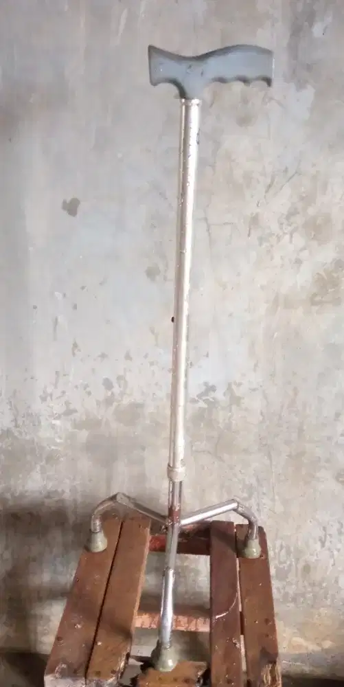 Tongkat untuk lansia