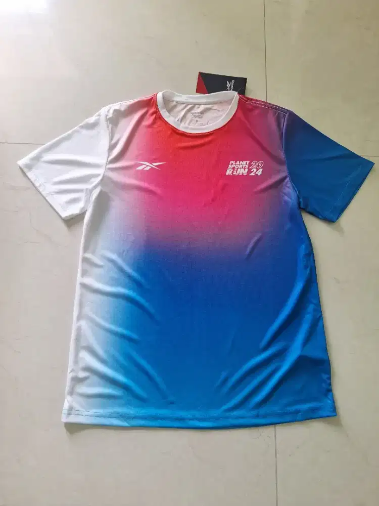 Kaos lari M warna kombinasi