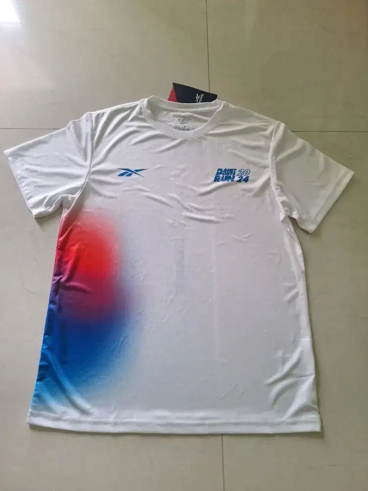 Kaos lari M dasar putih