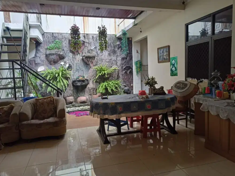 Dijual Rumah Lama Hitung Tanah Darmo Harapan Utara