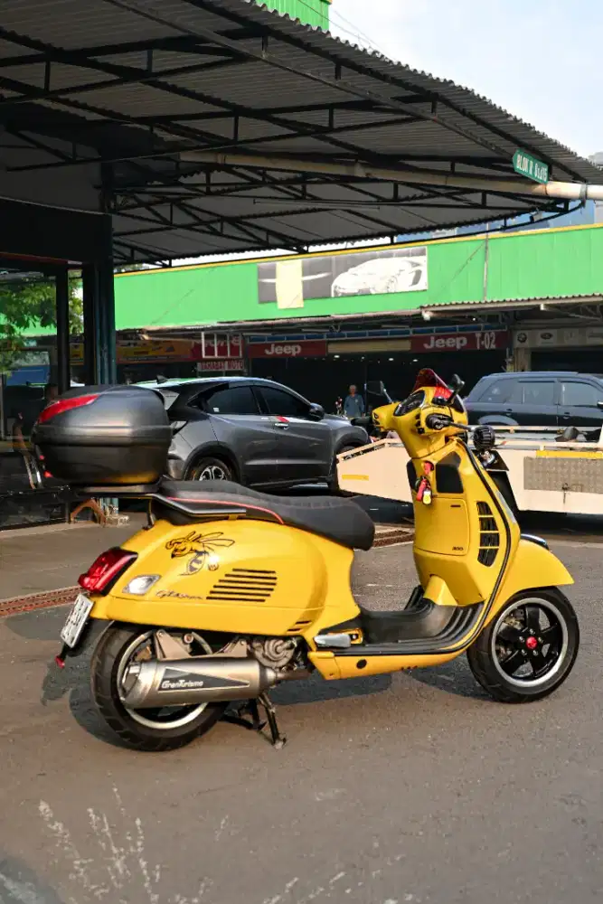 VESPA GTS  300  ABS 2019 KUNING  BARANG SIMPANAN