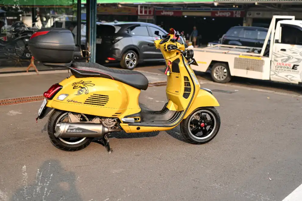 VESPA GTS  300  ABS 2019 KUNING  BARANG SIMPANAN