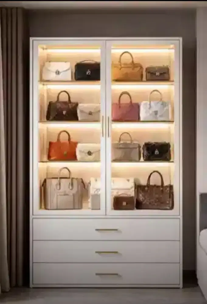 Lemari tas pintu kaca polos minimalis