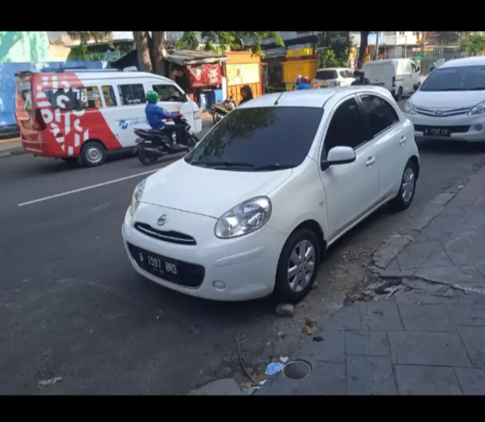 Di jual Nissan March Putih 2012
