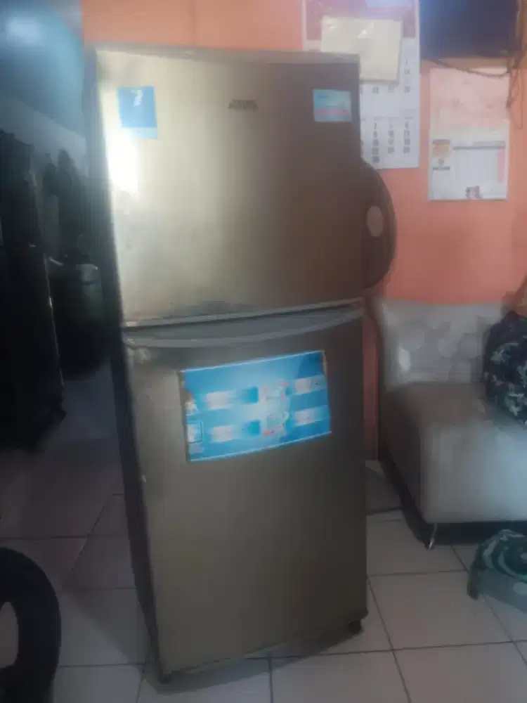 Kulkas merek aqua dua pintu