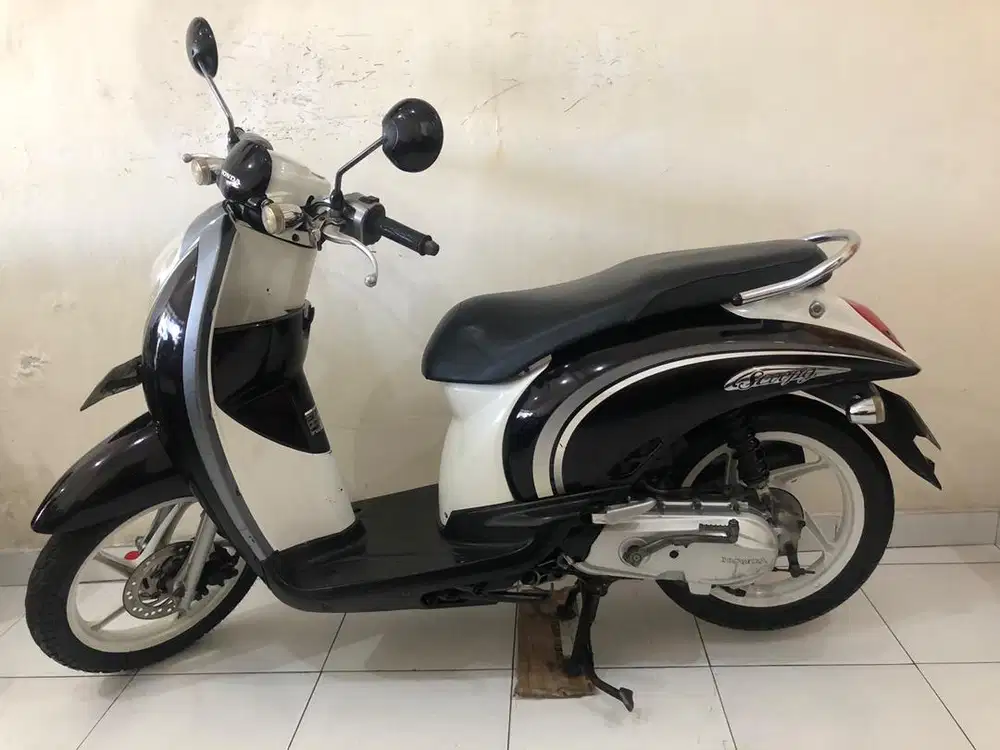 Honda Scoopy Th.2011 violet putih!!
