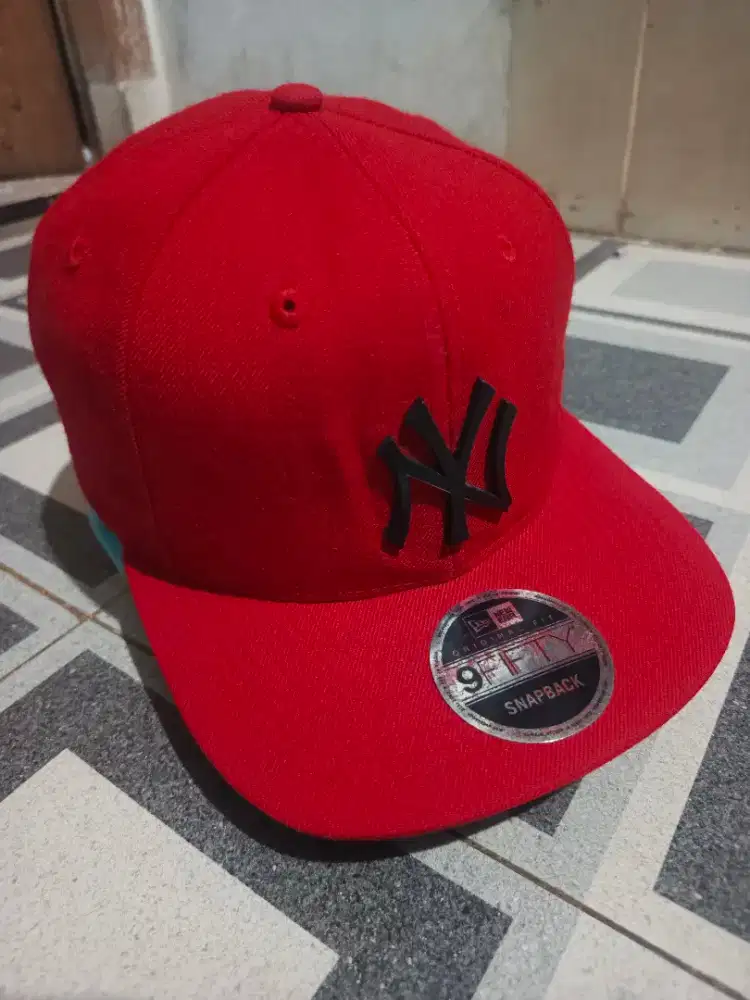 Topi New Era 9FIFTY NY Yankees Logo Besi Metal Badge Ori Red Merah