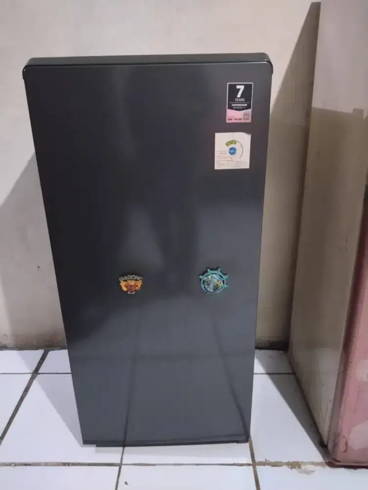 dijual kulkas merk Aquos 1pintu