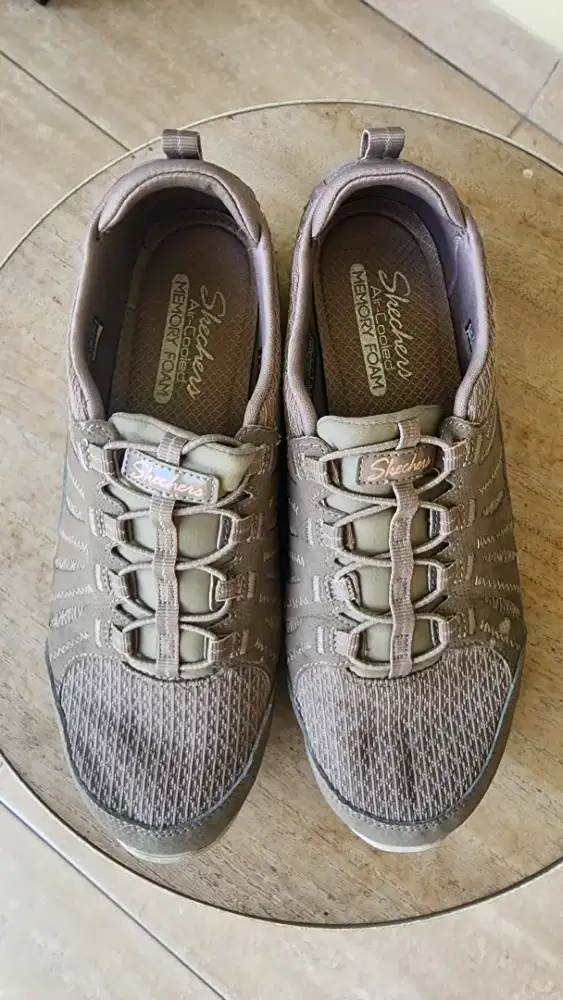 ​Skechers Women’s Relaxed Fit Taupe SN100183 - Original & Like New!