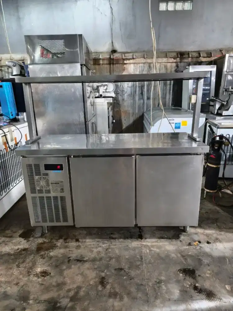 LANGSUNG PAKIAI,Undercounter Chiller 2 Pintu + uppershelf
Mesin ori