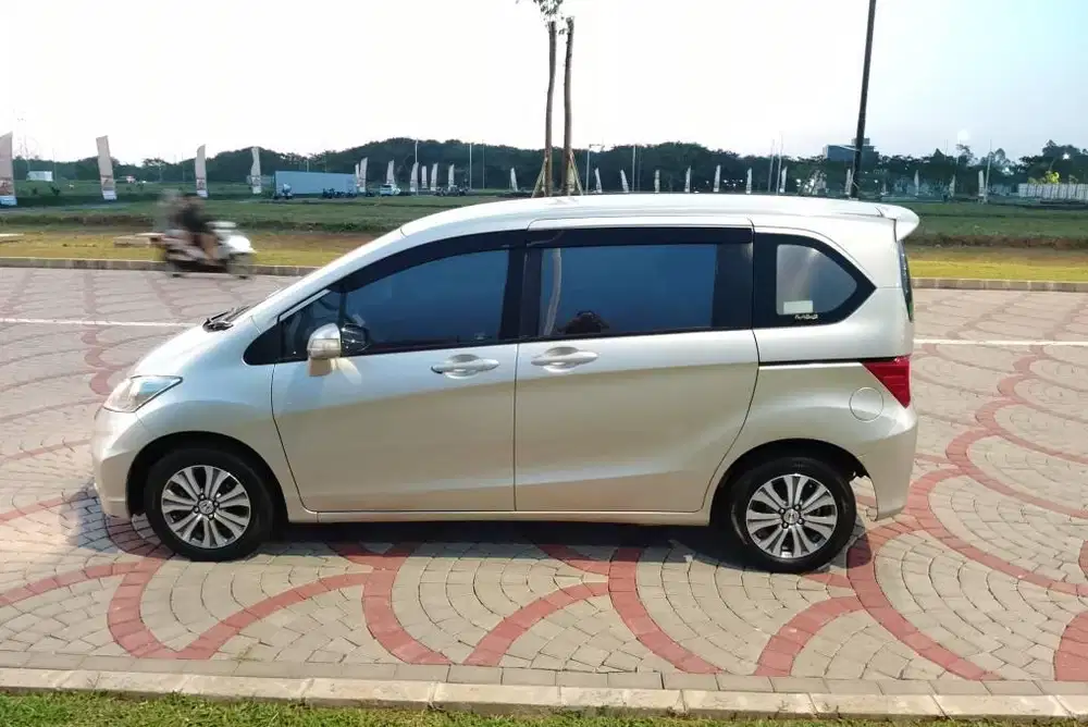 HONDA NEW FREED 1.5 E PSD AC DOUBLE BLOWER AT 2013