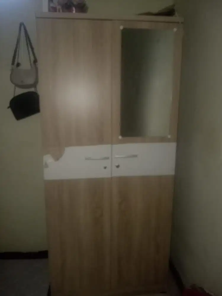 lemari pakaian besar