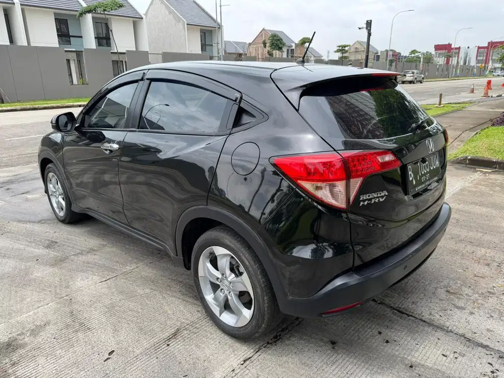 hrv hr-v e at 2017 hitam km low